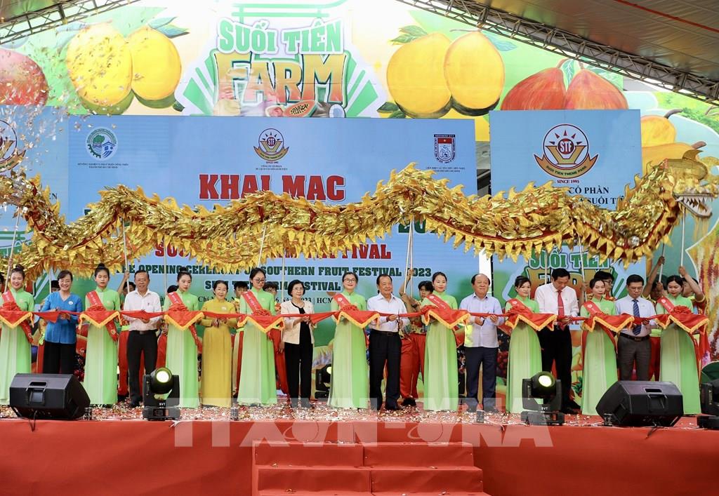 Nghi thức cắt băng khai mạc Lễ hội Trái cây Nam Bộ - Suối Tiên Farm Festival  2023 tại Khu Du lịch Suối Tiên sáng 1-6.